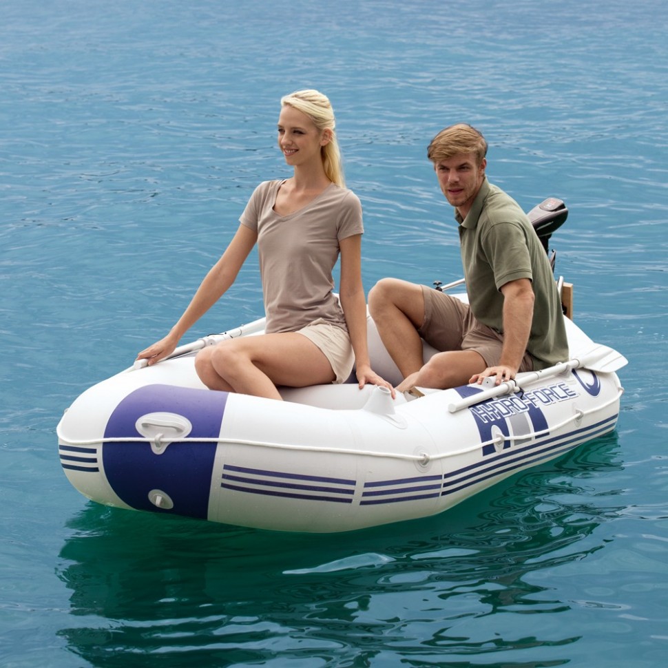 Белокурая модель в надувной лодке 